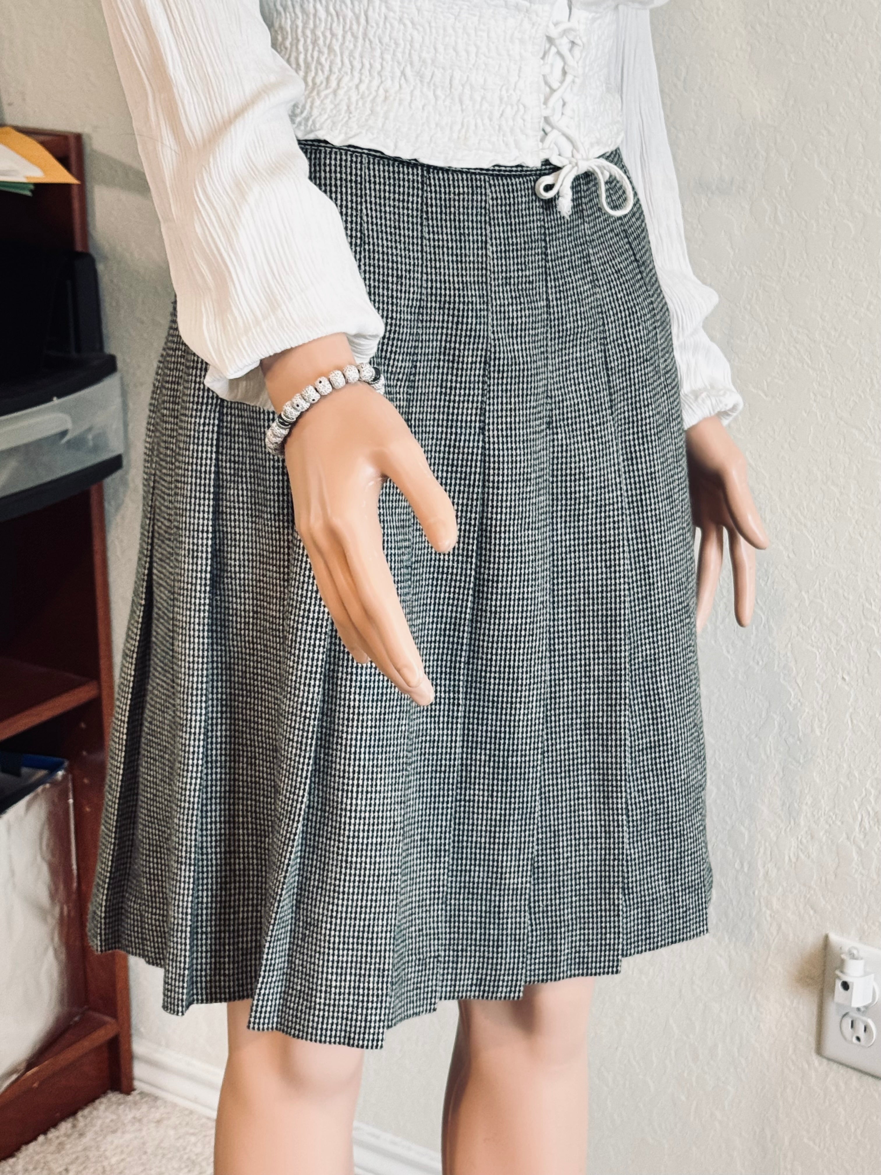 Vintage Sag Harbor Wool Blend Pleated Skirt Size 12 Houndstooth Dark Academia