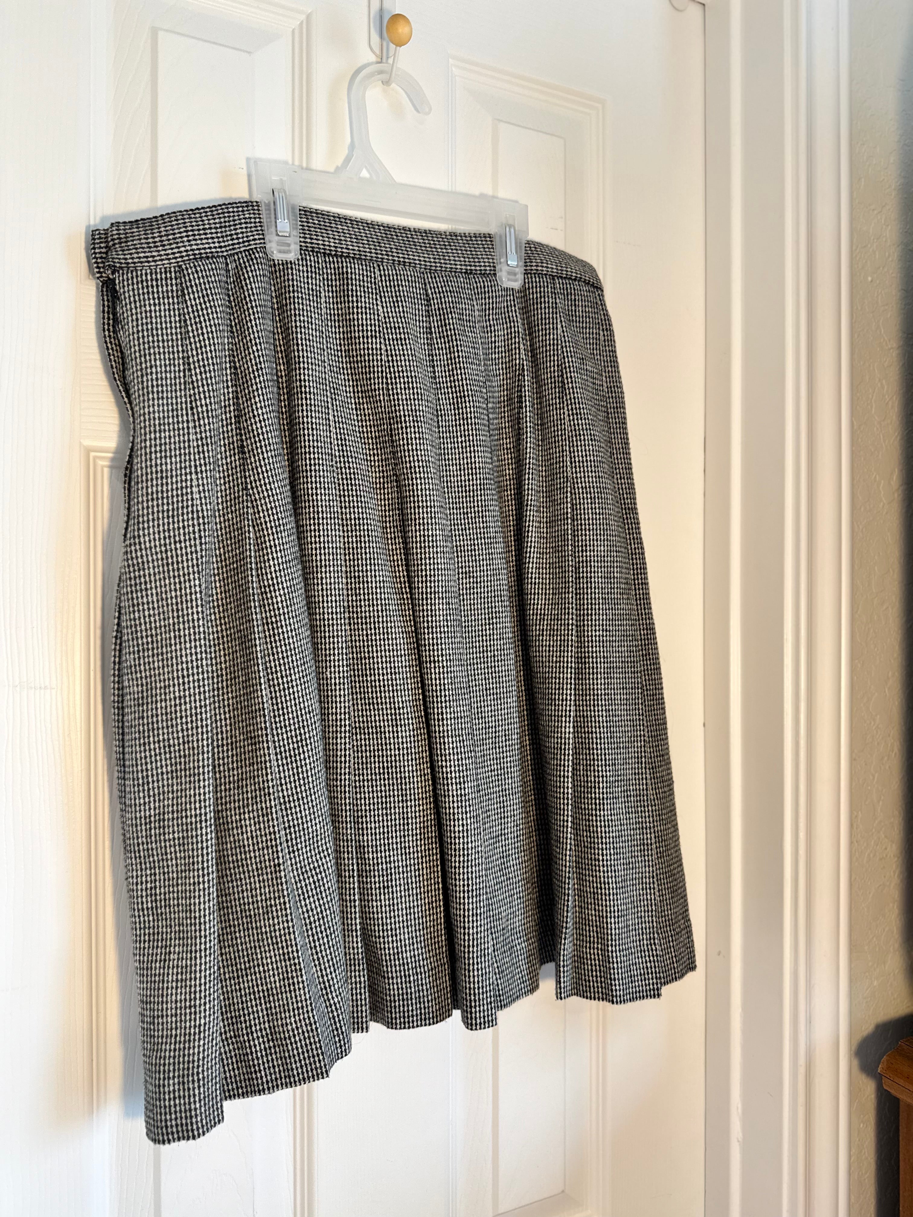 Vintage Sag Harbor Wool Blend Pleated Skirt Size 12 Houndstooth Dark Academia
