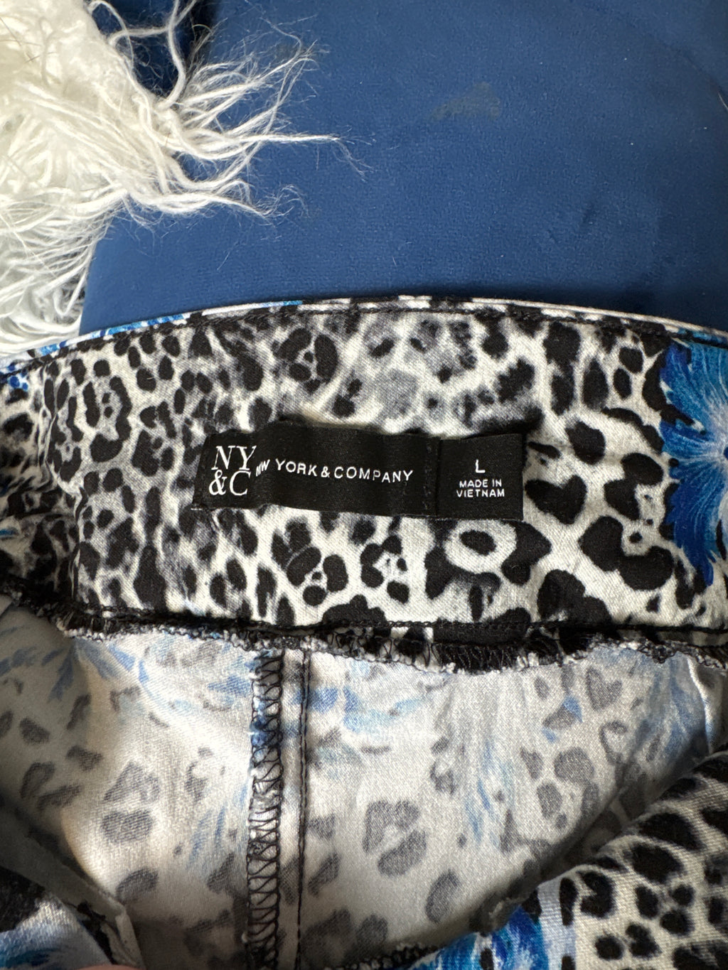 New York & Company Stretch Capri Jeggings Size L Blue and White Leopard Print