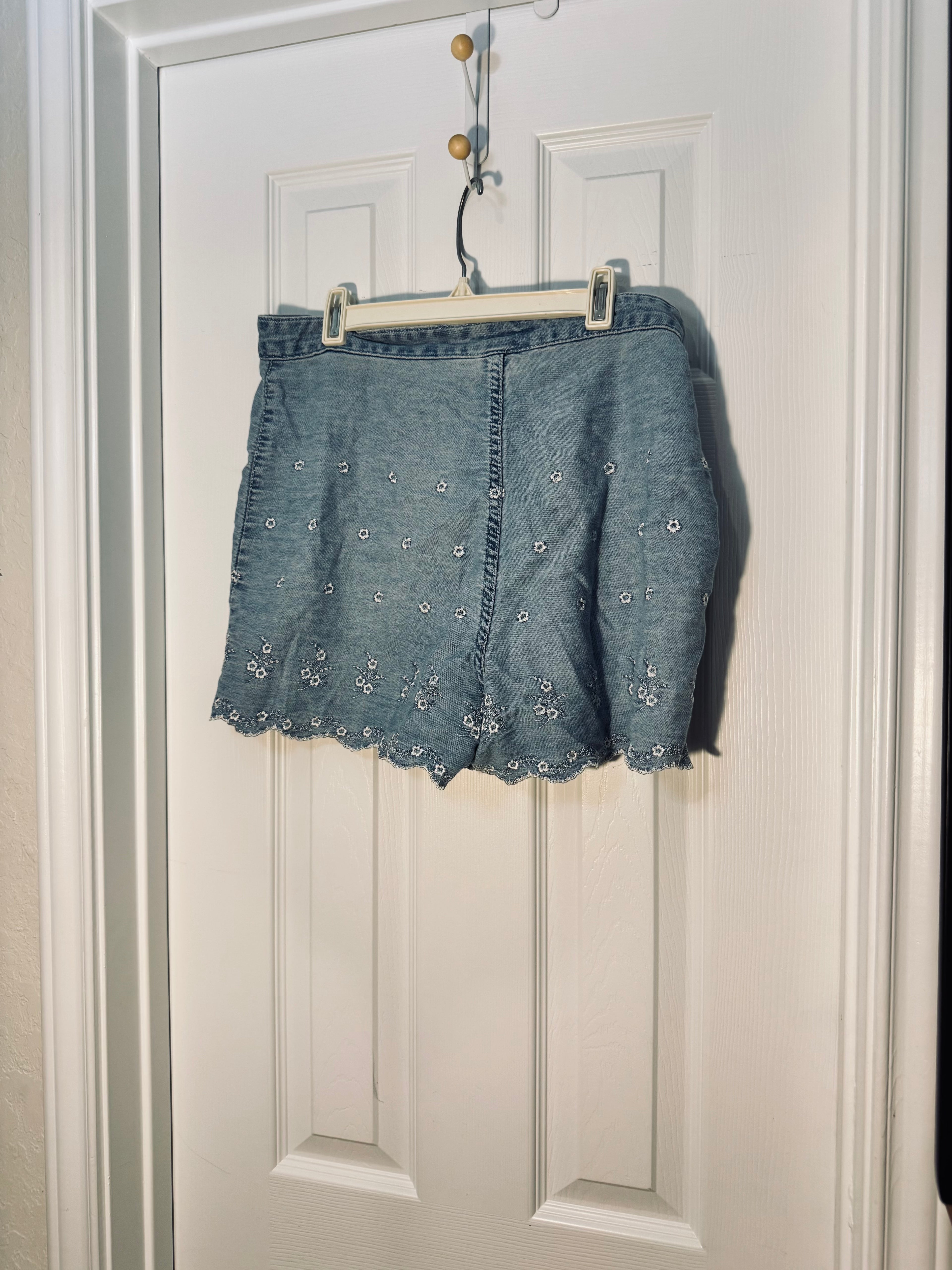 Vintage 90s Xhilaration Embroidered Daisy Eyelet Denim Shorts - Size 13