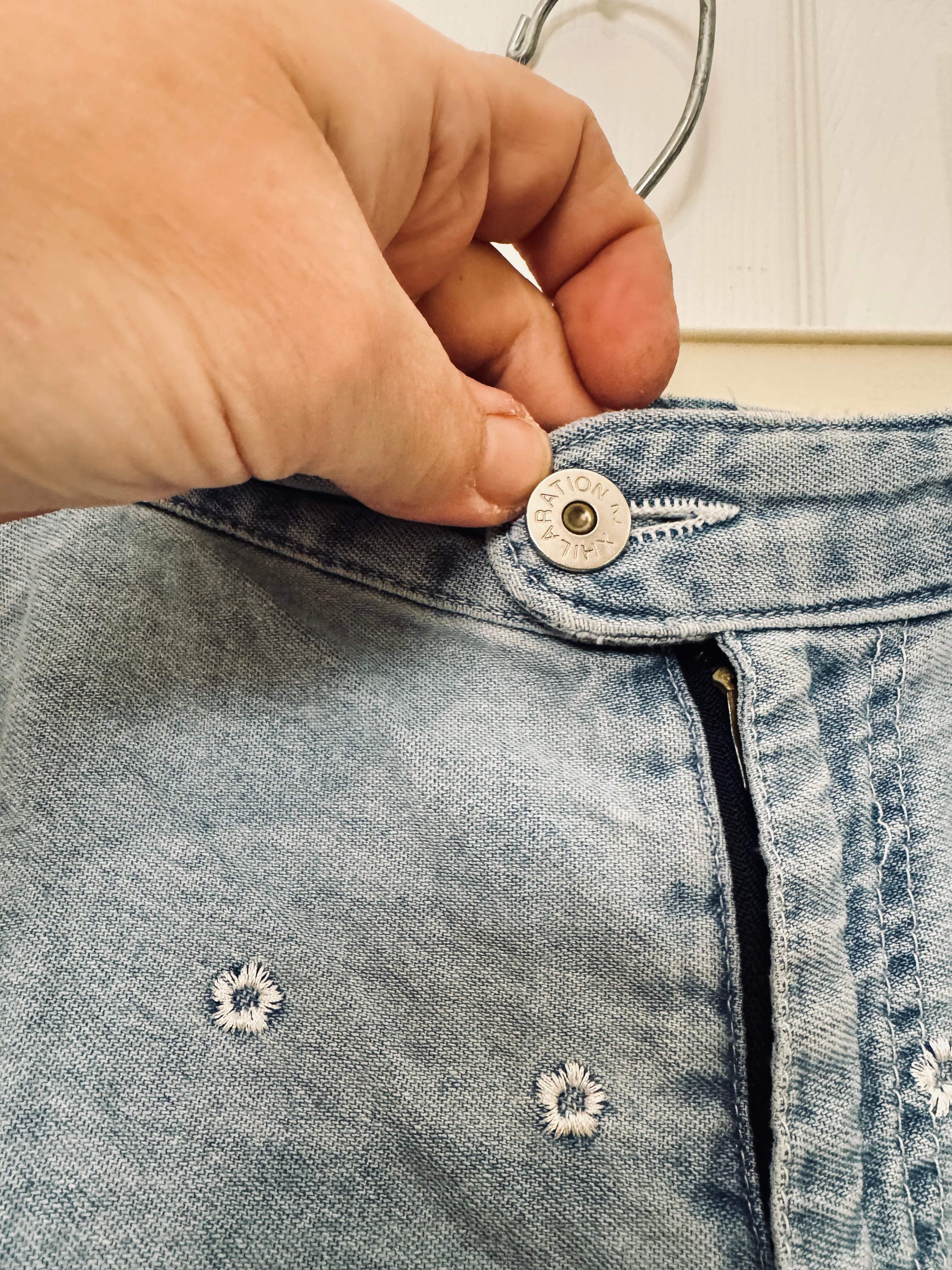 Vintage 90s Xhilaration Embroidered Daisy Eyelet Denim Shorts - Size 13