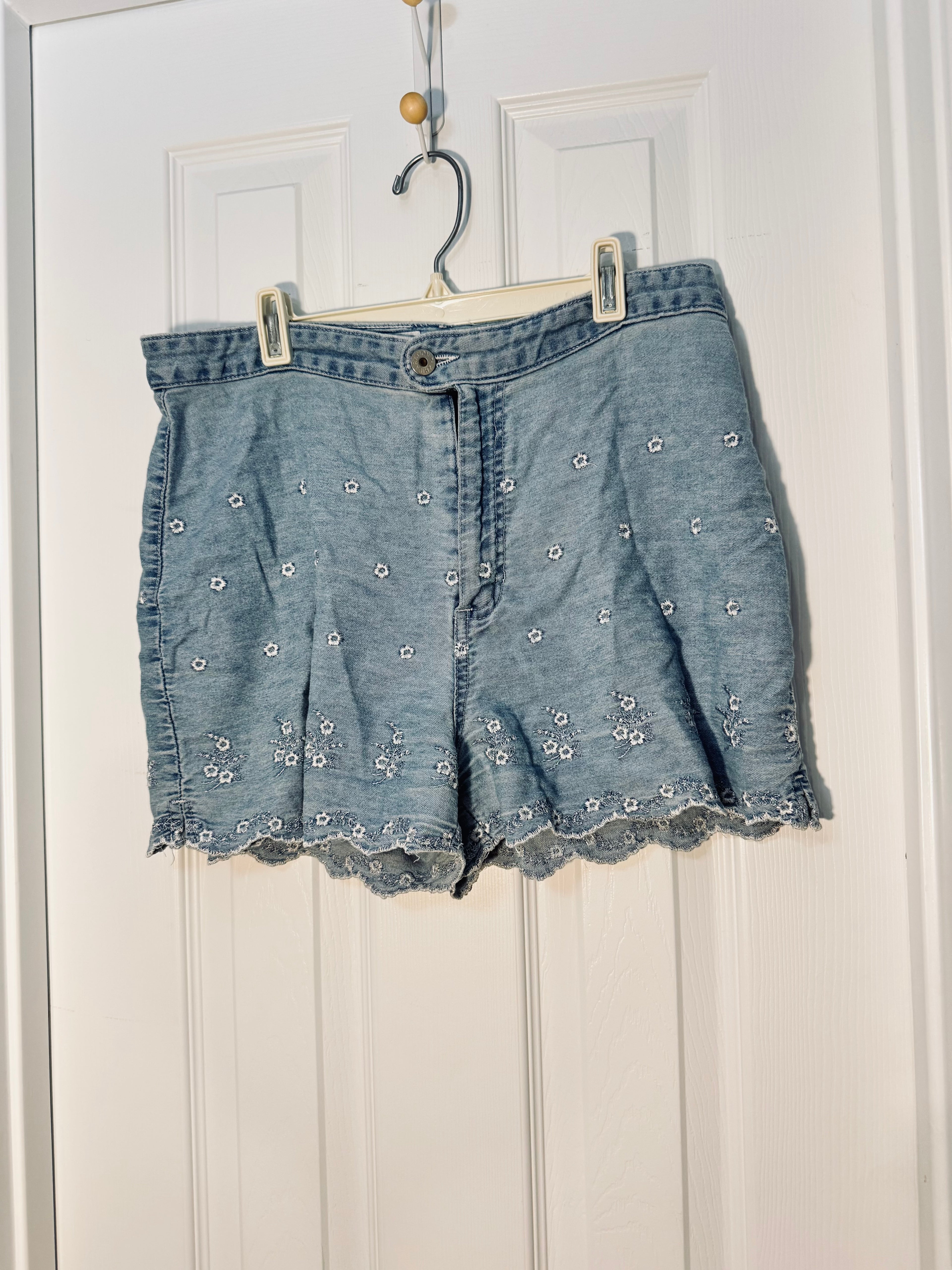 Vintage 90s Xhilaration Embroidered Daisy Eyelet Denim Shorts - Size 13