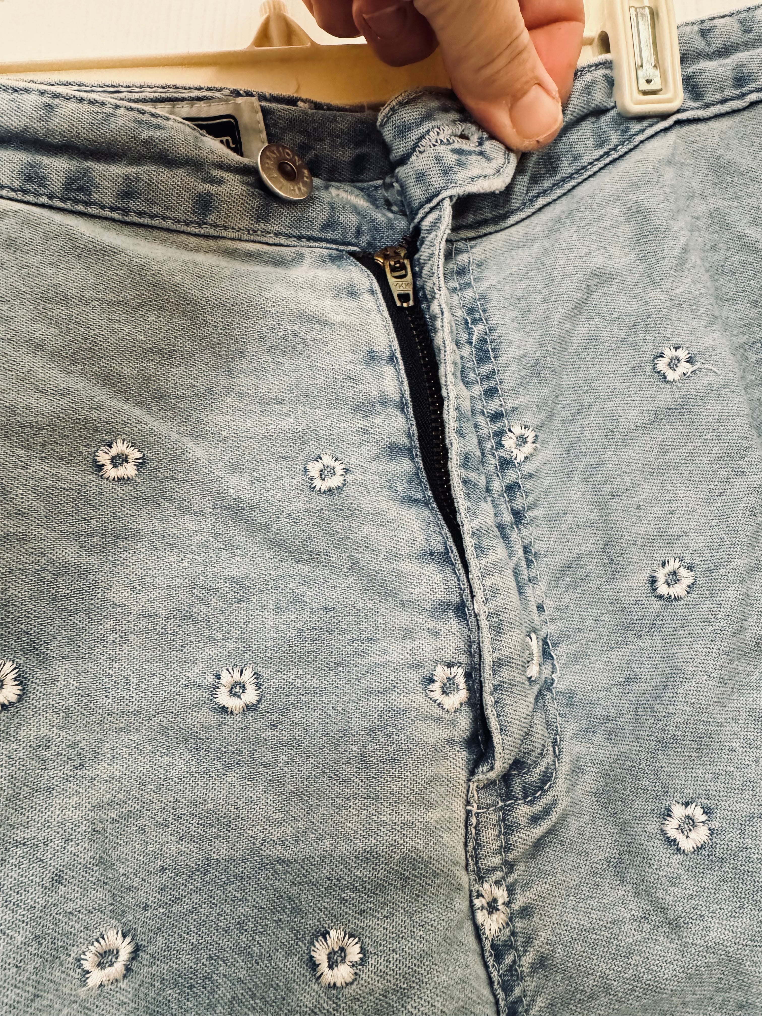 Vintage 90s Xhilaration Embroidered Daisy Eyelet Denim Shorts - Size 13
