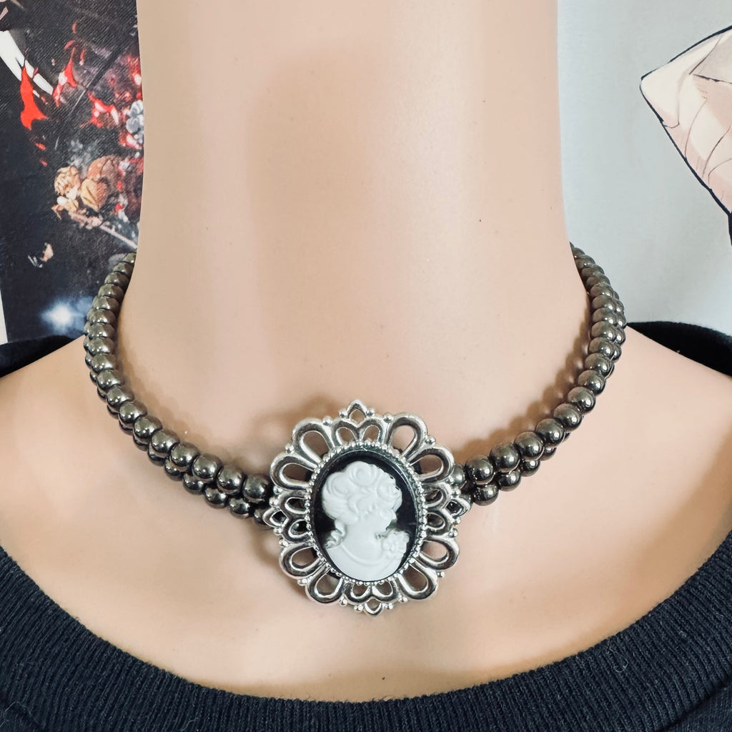 Vintage-Inspired Cameo Beaded Choker Necklace - Pre-Owned Fashion Find